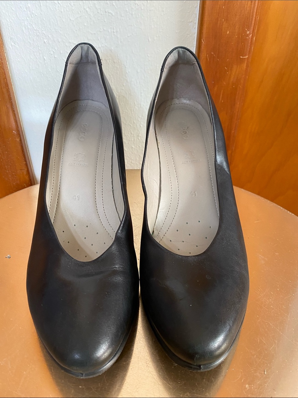 Ecco Black Leather Mid-Heel Pumps Minimalist Capsule Classic Comfort Quality